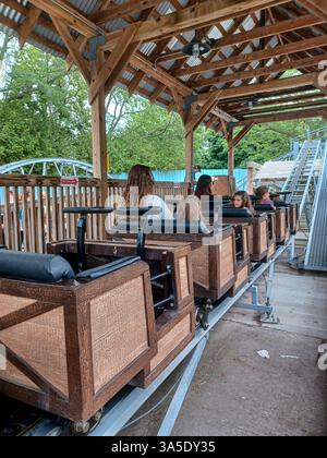 Toronto, ON, Kanada – 8. August 2024: Fahrer sitzen an Bord einer Achterbahn im Holzstil und warten auf die Abfahrt im Centerville Amusement Park am Centre I Stockfoto