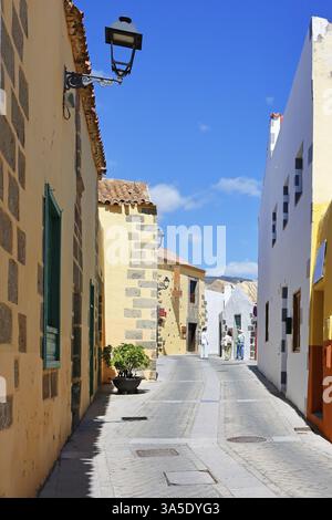 Farbenfrohe Gasse in der historischen Altstadt von Agueimes, Gran Canaria, Kanarischen Inseln, Spanien, Europa Stockfoto