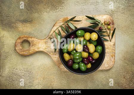 Eine Mischung aus Oliven, Sorten chalkidiki, Verdi giganti und Kalamata, in einer Schüssel, Blick von oben, keine Leute Stockfoto