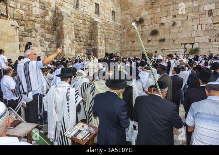 JERUSALEM, ISRAEL - 12. OKTOBER 2014: Morning Herbstsukkot. Eine Menge jüdischer Anbeter in weiß, die Gebetschals tragen. Das Gebiet vor dem Western W Stockfoto