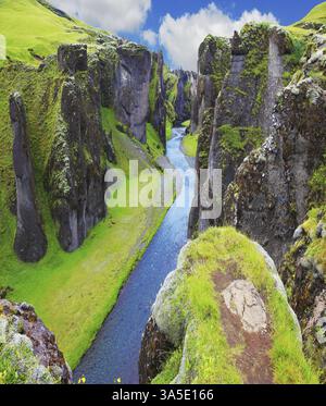 Der malerischste Canyon Fjadrargljufur und der flache Bach, der am Boden des Canyons entlang fließt. Fantastisches Land Island Stockfoto