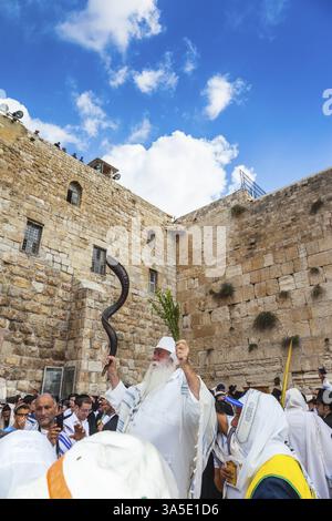 JERUSALEM, ISRAEL - 12. OKTOBER 2014: Das Gebiet vor der westlichen Tempelmauer war mit Menschen gefüllt. Ältere religiöse Jude mit einem Shofar. Autom. Am Morgen Stockfoto