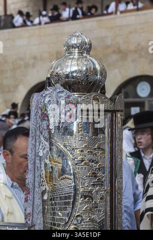 JERUSALEM, ISRAEL - 12. OKTOBER 2014: Morning Herbstsukkot. Das Gebiet vor der westlichen Tempelmauer. Eine Menge jüdischer Anbeter in weißen Kleidern Stockfoto
