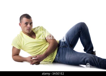 Gut aussehend, muskulösen jungen Mann auf dem Boden, auf dem Ellbogen ruhen Stockfoto