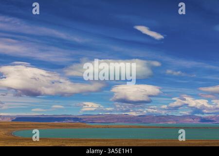 Ebene mit flachem smaragdgrünen See. Argentinisches Patagonien an einem windigen Tag Stockfoto