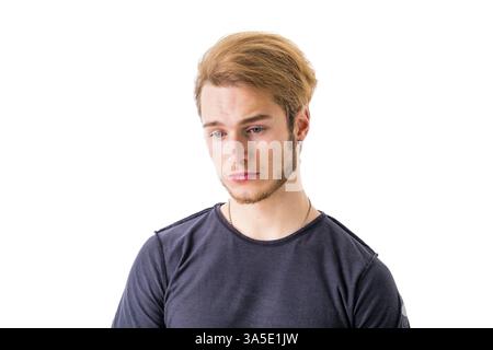 Traurig oder beunruhigt hübscher junger Mann blickte, isoliert auf weiss Stockfoto
