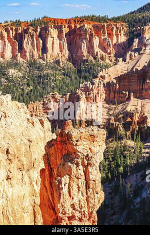 Bryce Canyon in den USA. Das natürliche Amphitheater, das durch Erosion geschaffen wurde. Hoodoos sind einzigartige geologische Strukturen, die durch Erosion entstehen. Der Sonnenuntergang Stockfoto