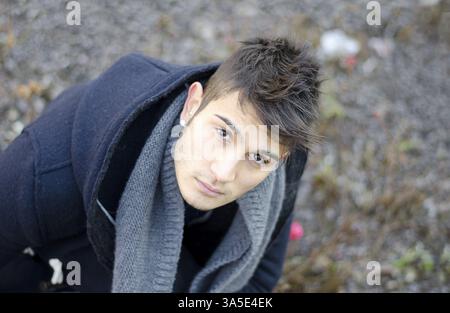 Attraktive junge Mann Porträtaufnahme von oben Stockfoto