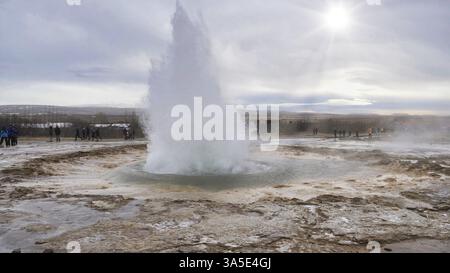 Geysir bricht in Island aus und produziert einen großen Spritzer heißes Wasser und Dampf Stockfoto