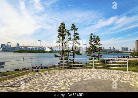 ODAIBA ISLAND, JAPAN, 03. MAI 2023: Beliebter Ort für Spaziergänge von Bürgern. Odaiba ist eine große künstliche Insel in der Bucht von Tokio Stockfoto