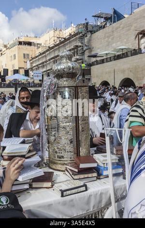 JERUSALEM, ISRAEL - 12. OKTOBER 2014: Morning Herbstsukkot. Das Gebiet vor der westlichen Tempelmauer. Eine Menge jüdischer Anbeter in weißen Kleidern Stockfoto