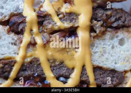 Köstlicher gegrillter Burger mit geschmolzenem Käse auf weichem Brot Stockfoto