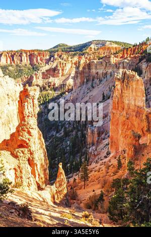 Hoodoos sind einzigartige geologische Strukturen, die durch Erosion entstehen. Der Sonnenuntergang. Bryce Canyon in den USA. Das natürliche Amphitheater, das durch Erosion geschaffen wurde Stockfoto
