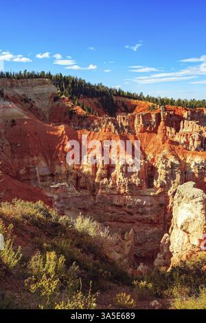 Malerische, einzigartige Hoodoo-Mauer. Bryce Canyon in den USA. Das natürliche Amphitheater, das durch Erosion geschaffen wurde. Die Felsen sind rot, orange und weiß. Die s Stockfoto