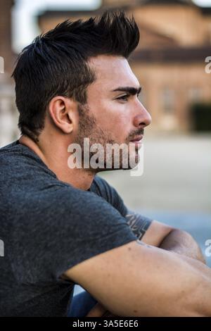 Schöner muskulöser Mann mit Tätowierung posiert im europäischen Stadtzentrum, Turin, Italien, Europa Stockfoto