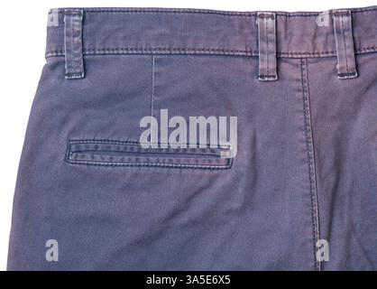 Nahaufnahme des hinteren Taillenbunds und des Taschenbereichs einer Herrenhose aus blauer Baumwolle auf weißem Hintergrund, legere und bequeme Kleidung Stockfoto