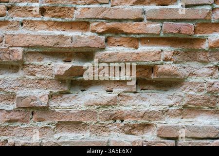 Alte kaputte Ziegelmauer. Detail, Industrie, gebrochen, strukturiert, Material, museum, verbrannt, Mauer, Stein, Ziegel, Block, gereift, Textur, alt, Urban, Zement, mit Stockfoto