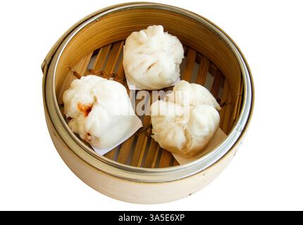 Gestanzt von drei Mini gedämpften Schweinefleisch bao in Korb auf weiß isoliert. Stockfoto