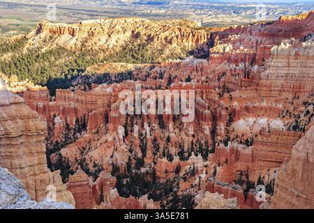 Riesiges natürliches Amphitheater, geschaffen durch Erosion. Hoodoos sind einzigartige geologische Strukturen, die durch Erosion entstehen. Unglaubliche Landschaft, die von der Sonne beleuchtet wird Stockfoto