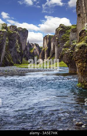 Canyon Isländische Märchen und Legenden - Fyadrarglyufur. Steile Klippen, mit grünem Moos bewachsen, umgeben von einem sehr schnellen Fluss mit kaltem Wasser Stockfoto