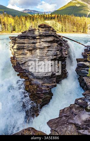 Herrlicher Felsen trennt die tosenden Athabasca Falls. Athabasca Falls ist der mächtigste Wasserfall in Alberta. Jasper Park. Kanadische Rockies Stockfoto
