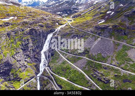 Die Trolltreppe an einem sonnigen Sommertag. Aufregendes Abenteuer im Norden Norwegens. Foto von einer Drohne. Die berühmten Bergserpentinen auf einem t Stockfoto