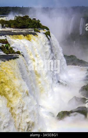 Iguazu Falls in Südamerika, an der Grenze zweier Länder: Brasilien und Argentinien. Das Konzept des aktiven und extremen Tourismus. Welt des fallenden Wassers Stockfoto