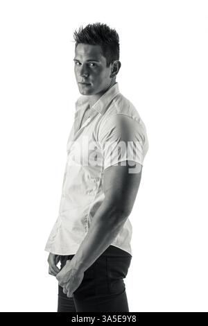 Hübscher junger Mann mit eleganten Hemd, Blick auf eine Seite, isoliert auf weiss Stockfoto