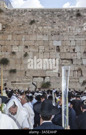 JERUSALEM, ISRAEL - 12. OKTOBER 2014: Morning Herbstsukkot. Eine Menge jüdischer Anbeter in weiß, die Gebetschals tragen. Das Gebiet der Westmauer von Te Stockfoto