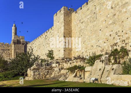 Alte Zitadelle - Turm von David. Heißer Sommersonnenuntergang. Monumentale Mauern von Jerusalem. Die Höhe der Wände beträgt 12 Meter. Der Begriff des historischen, r Stockfoto