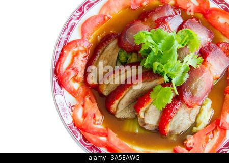 Gestanzte BBQ Ente und Schweinefleisch mit roter Soße auf weiß isoliert. Stockfoto
