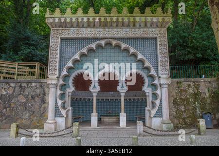Maurische Brunnenfassade von Sintra, Portugal. Hauptreiseziel der Großregion Lissabon Stockfoto