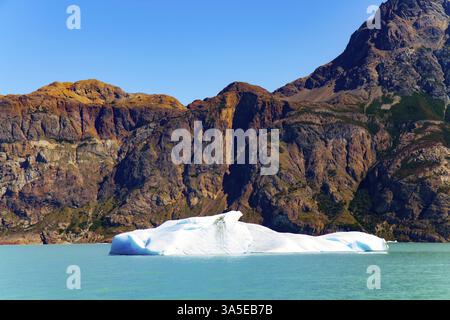 Der See Viedma. Vom Gletscher abgebrochene Eisbrocken schweben im See. Farbenfrohe Berge umgeben den See. Unglaubliche Reise nach South Amer Stockfoto