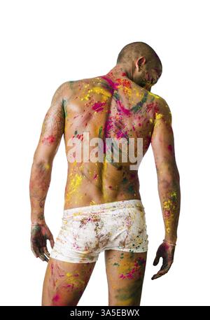 Hübscher junger Mann von hinten mit Haut alle gesehen mit Holi Farben, isoliert auf weißem Hintergrund gemalt Stockfoto