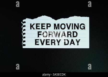 Schreibe jeden Tag auf Papier, flach auf schwarzem Hintergrund Stockfoto