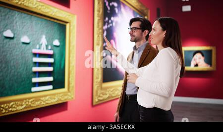 Kreatives Paar denkt über zeitgenössische Kunst im Ausstellungsraum des Museums nach Stockfoto