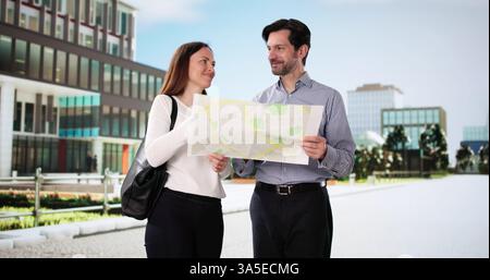 Gemeinsam New City Erkunden, Glückliches Paar Mit Landkarte In Der Hand. Stockfoto