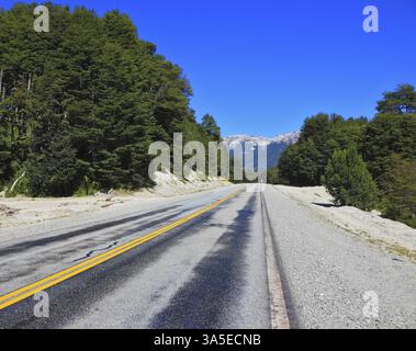 Autobahn im argentinischen Patagonien. Asphalt bedeckt mit vulkanischer Asche, die nach der Eruption Pueue verbleibt Stockfoto