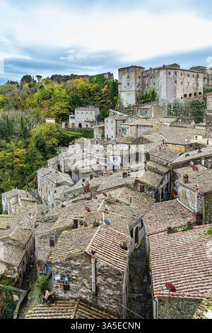 Kleine Stadt aus dem etruskischen Dreieck - dem alten Teil der toskanischen Hügel. Etruskische Städte in der Toskana. Die Tuffstadt Sorano. Italien. Das Foto war Stockfoto