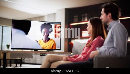 Abendliche Entspannung: Verheiratetes Paar genießt Filmabend im Wohnzimmer Stockfoto