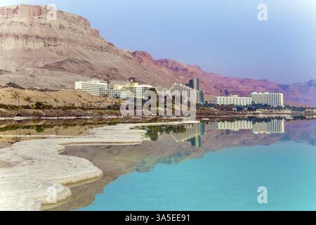 Kleine Inselchen und Salzweg im Wasser. Am frühen Morgen in den Badeorten des Toten Meeres. Israel. Das azurblaue Meerwasser ist voller heilender Salze. Konzept von Stockfoto
