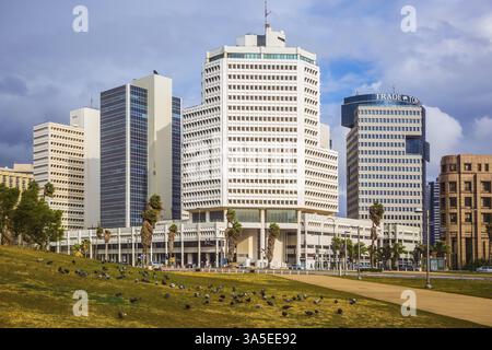 TEL AVIV, ISRAEL - 1. JANUAR 2016: Wunderschöne Tel Aviv Promenade bei stürmischem Wetter. Starker Wind und heller Sonnenschein - perfektes Wetter für Winterwalle Stockfoto