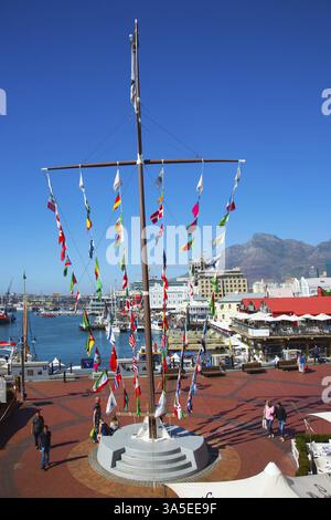 KAPSTADT, SÜDAFRIKA - 24. APRIL 2016: Vergnügungspark im Hafen von Kapstadt. Wunderschöner sonniger Tag am Meer. Das Konzept des aktiven, exotischen und Stockfoto