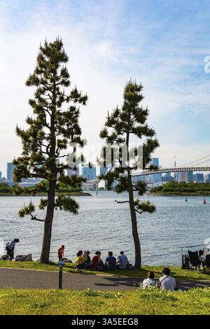 ODAIBA ISLAND, JAPAN, 03. MAI 2023: Beliebter Ort für Spaziergänge von Bürgern. Die Insel ist durch die Regenbogenbrücke mit Tokio verbunden. Odaiba ist groß Stockfoto