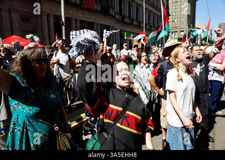 Die Demonstranten singen während der Kundgebung Slogans. Die Kundgebung im CBD von Melbourne brachte Teilnehmer zusammen, die Gerechtigkeit und Solidarität mit dem palästinensischen Volk forderten und den anhaltenden Konflikt und die Besatzung betonten. Demonstranten marschierten mit Spruchbändern und Fahnen, forderten ein Ende der Gewalt und drängten auf internationale Unterstützung für die palästinensischen Rechte. Dieser Protest ist Teil einer breiteren Bewegung, die sich für die Anerkennung der palästinensischen Kämpfe gegen israelische Besatzung und Unterdrückung einsetzt. In jüngster Zeit hat sich der Konflikt zwischen Israel und Palästina verschärft, was zu mehr Gewalt und Unfällen geführt hat Stockfoto