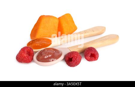 Babynahrung. Löffel mit leckerem Püree und Zutaten auf weißem Hintergrund Stockfoto