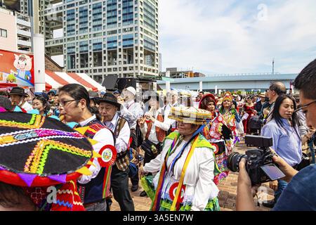 ODAIBA, JAPAN, 03. MAI 2023: Flaggen, Banner und Musik. Kostümfestvorstellung der peruanischen Delegation. Odaiba ist eine große künstliche isl Stockfoto