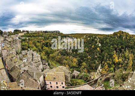 Die Tuffstadt Sorano. Toskana, Italien. Eine kleine Stadt aus dem etruskischen Dreieck - dem alten Teil der toskanischen Hügel. Die malerische Stadt - die Fo Stockfoto