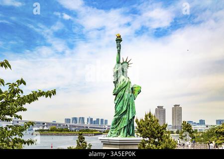 ODAIBA, JAPAN, 3. MAI 2023: Freiheitsstatue in Tokio. Odaiba ist eine große künstliche Insel in der Bucht von Tokio. Malerische Böschung auf der isla Stockfoto