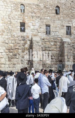 JERUSALEM, ISRAEL – 12. OKTOBER 2014: Eine Menge Gläubiger Juden, die Gebetschals trugen. Vormittagherbst Sukkot. Das Gebiet vor der westlichen Tempelmauer Stockfoto